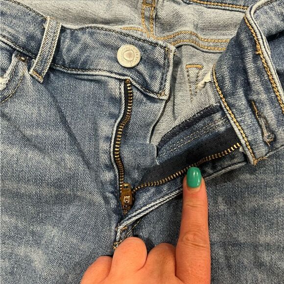 Levi's Womens 711 Skinny Jeans Mid Rise Distressed Denim Light Wash Blue Size 30 - Picture 6 of 12